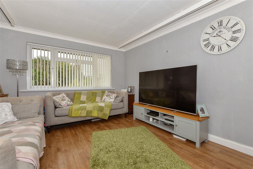 Property photo 3 of 9 Lounge