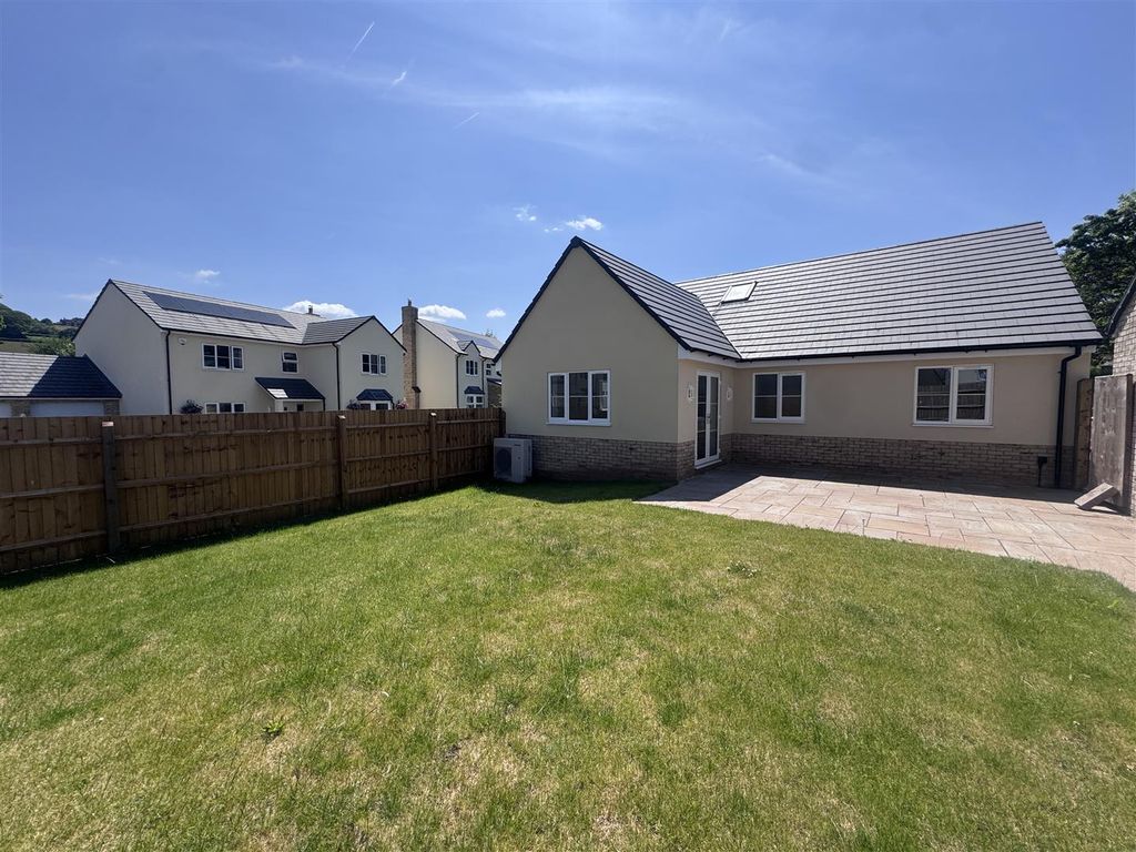 Property photo 3 of 11