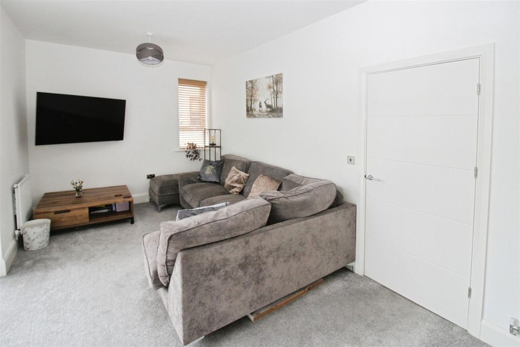 Property photo 3 of 20 Lounge