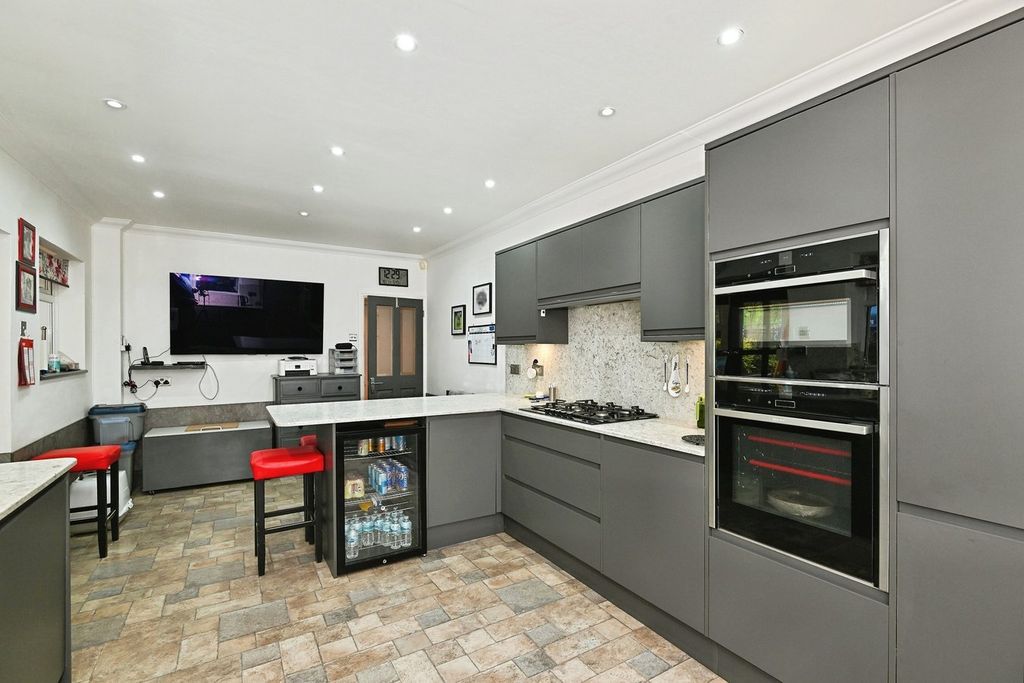 Property photo 3 of 24
