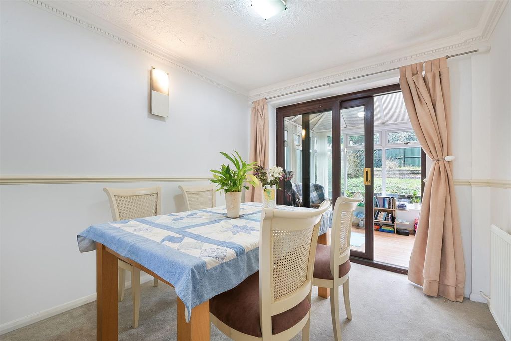 Property photo 3 of 18 Morston Close (2).Jpg