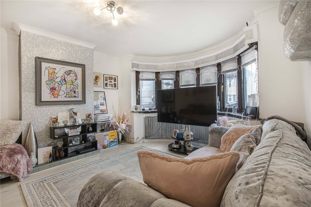 Property photo 2 of 24 Lounge