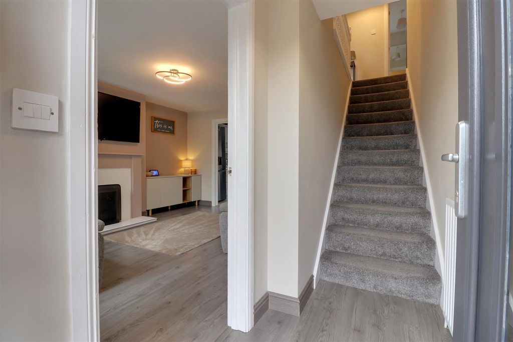 Property photo 2 of 18 Entrance Hall