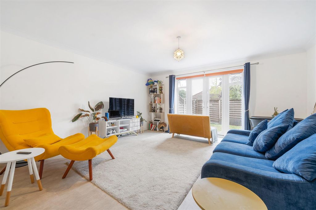 Property photo 2 of 10 Beeches Close-8.Jpg