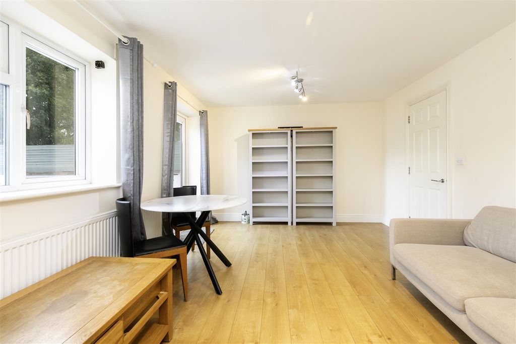 Property photo 3 of 25 34 Hale Grove Gardens -3.Jpg