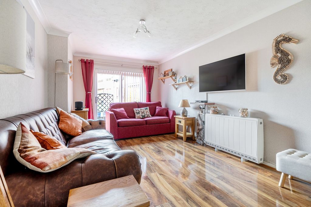 Property photo 2 of 19 Lounge