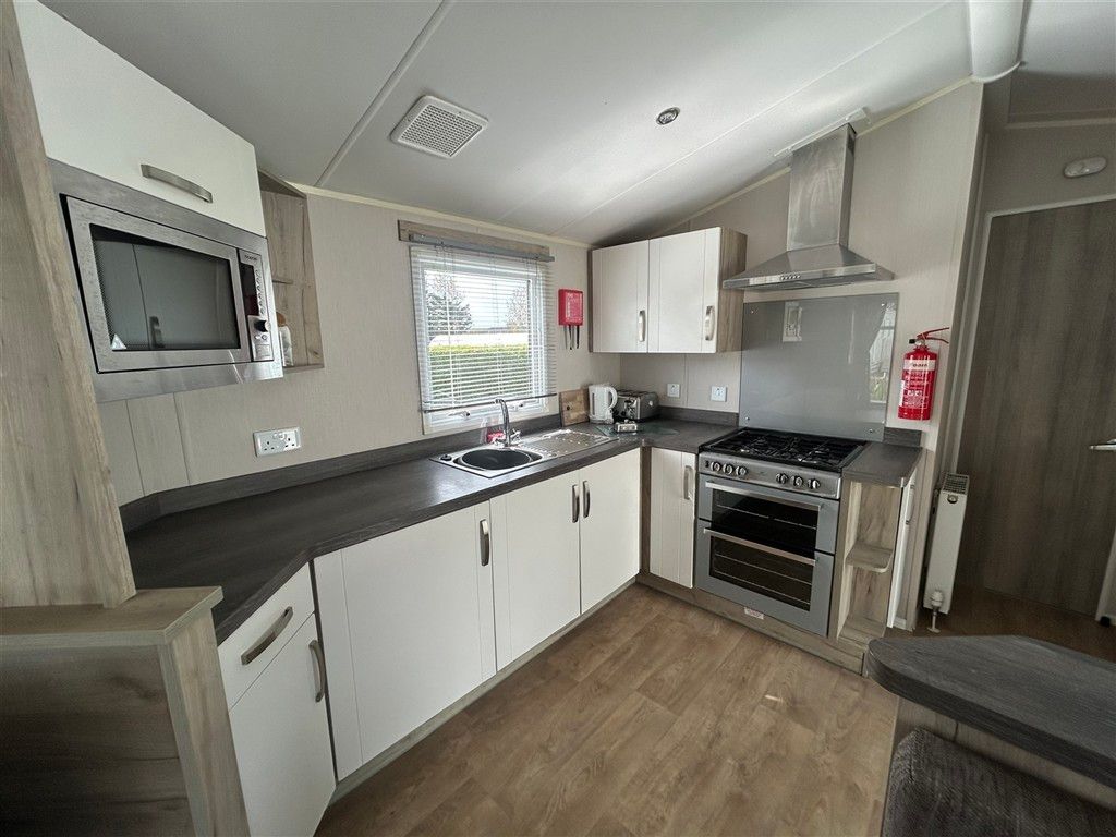 Property photo 3 of 6 Kitchen