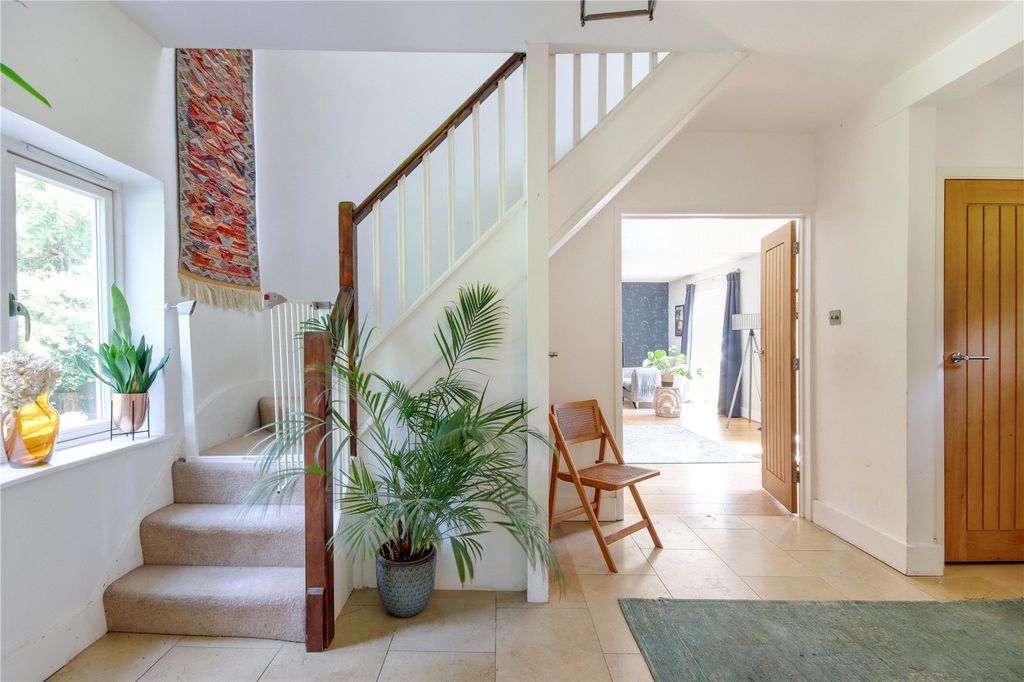 Property photo 3 of 22 Entrance Hall