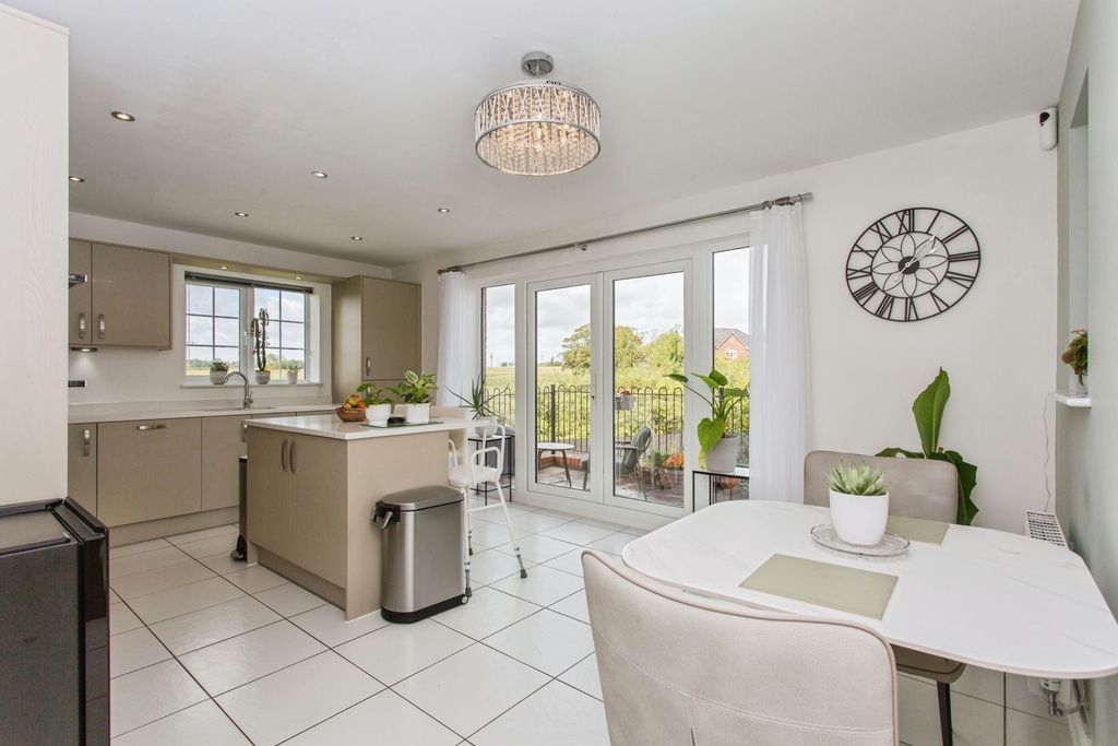 Property photo 2 of 30 Dining Kitchen
