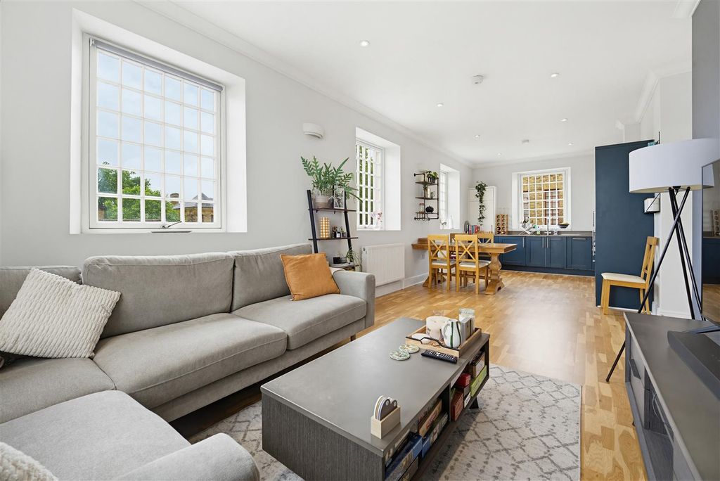 Property photo 2 of 14 17 Clerkenwell Through.Jpg