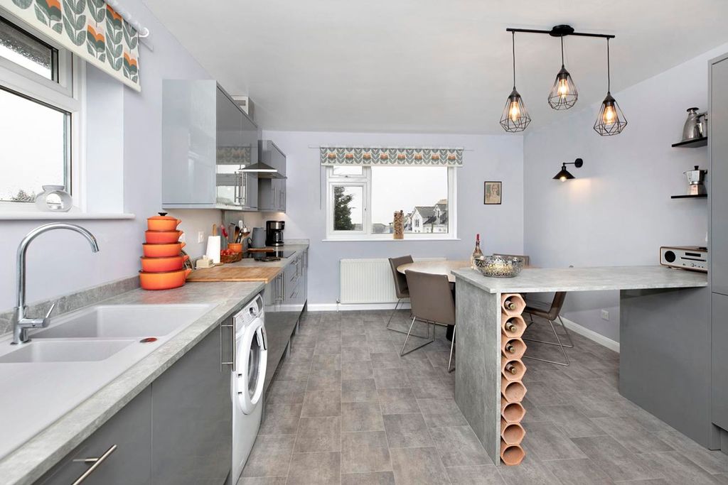 Property photo 2 of 31