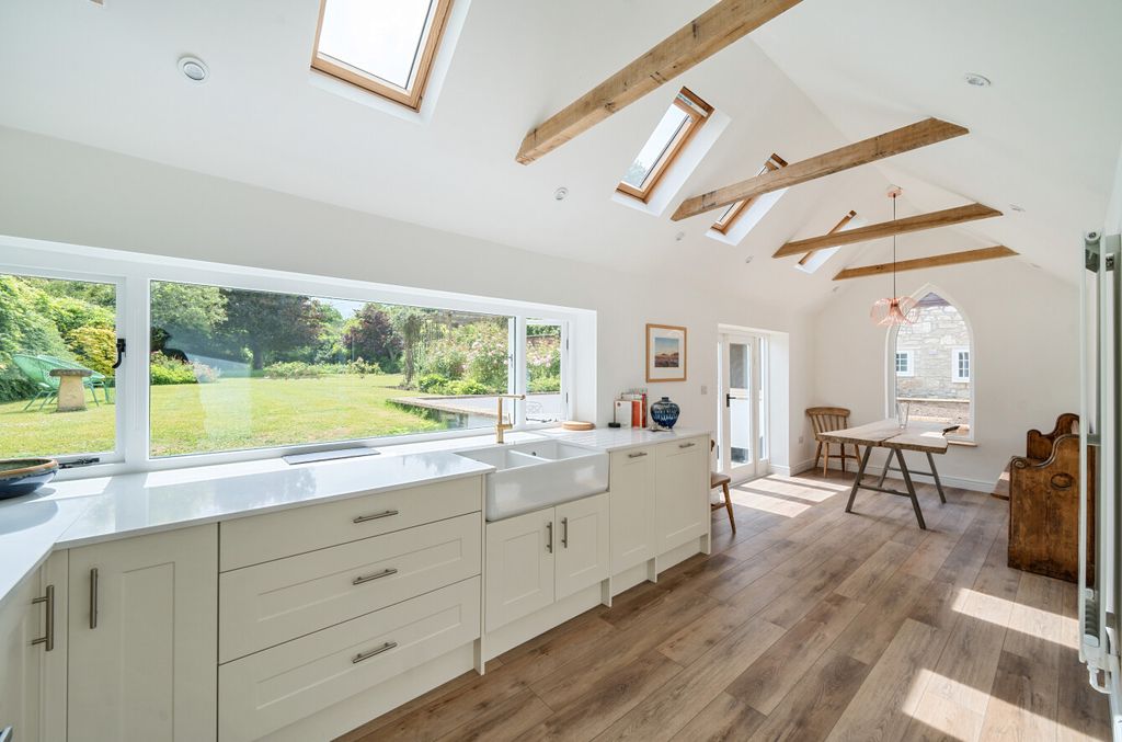 Property photo 2 of 28 Kitchen/Breakfast