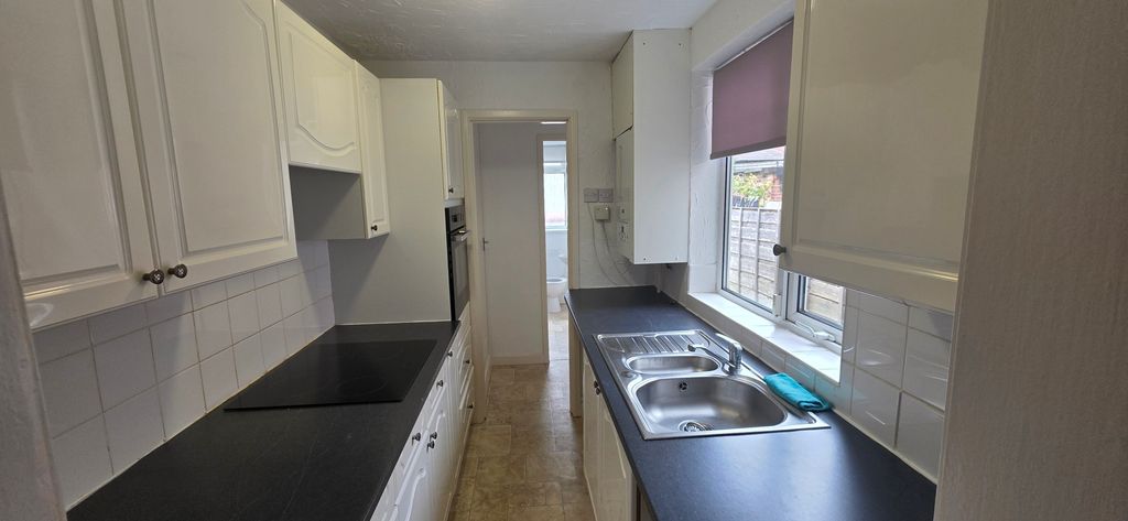 Property photo 3 of 11 Kitchen