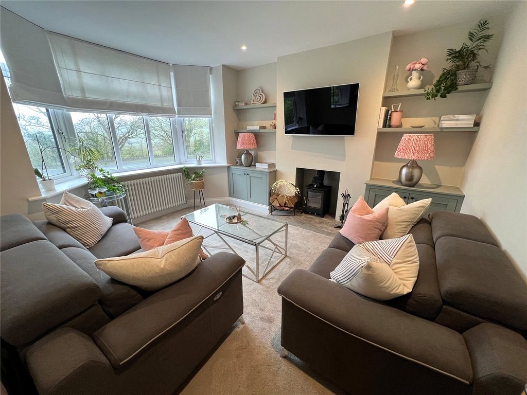 Property photo 3 of 19 Lounge