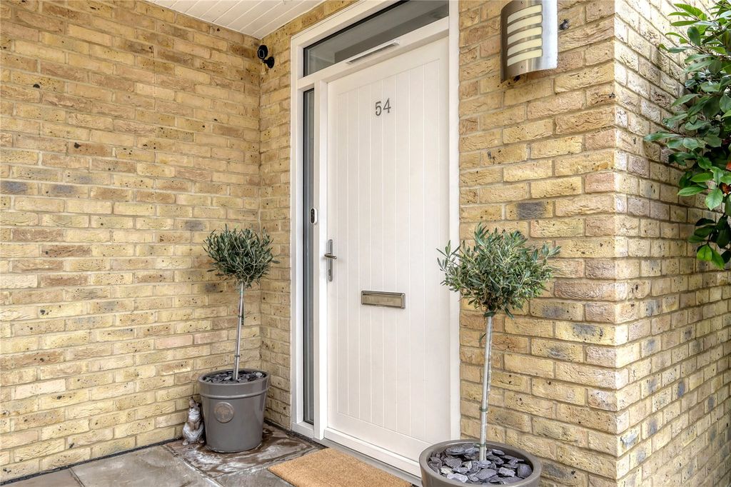 Property photo 2 of 23 Entrance Hall