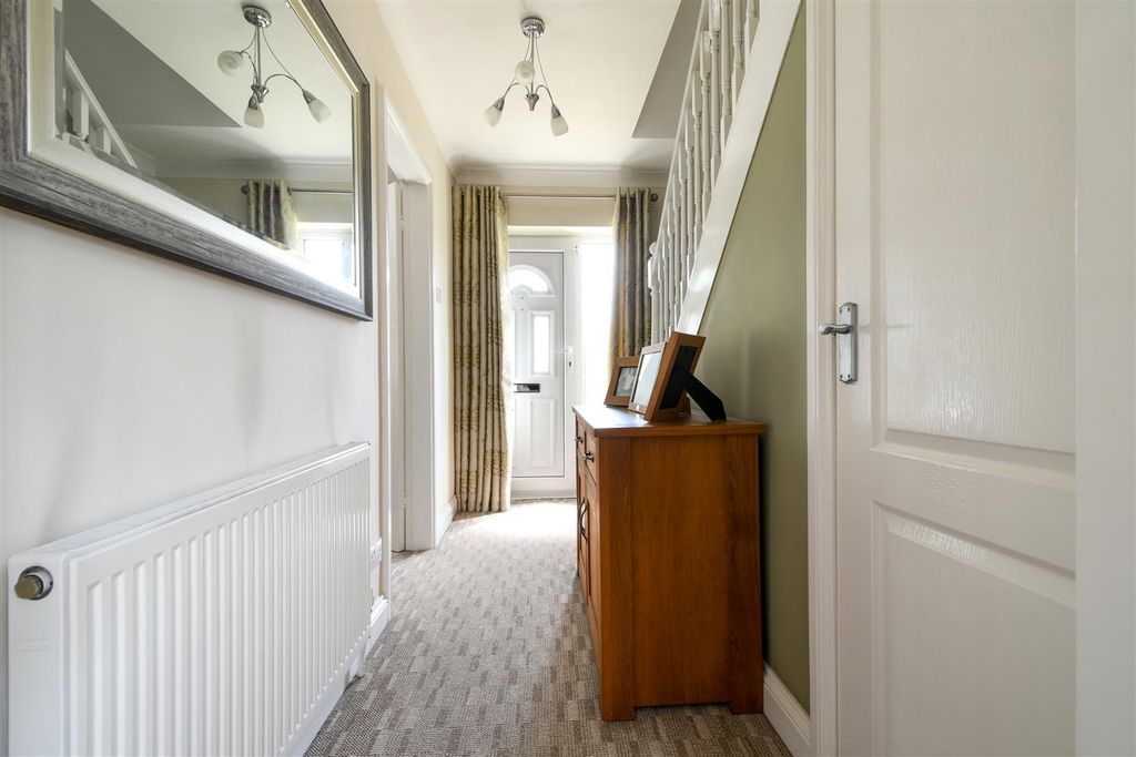 Property photo 3 of 25 Entrance Hallway