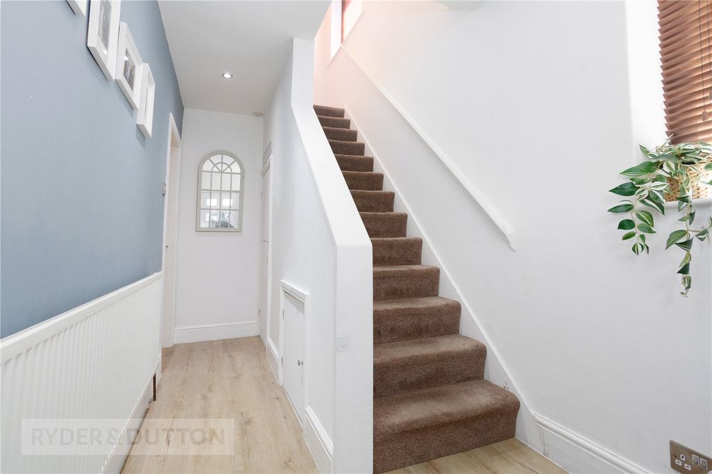 Property photo 3 of 30 Entrance Hall