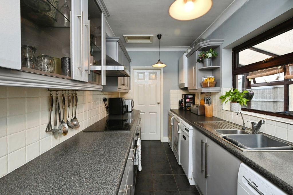 Property photo 3 of 17 Kitchen