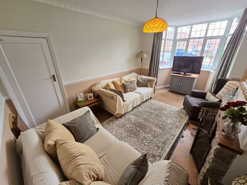 Property photo 3 of 16 Lounge B