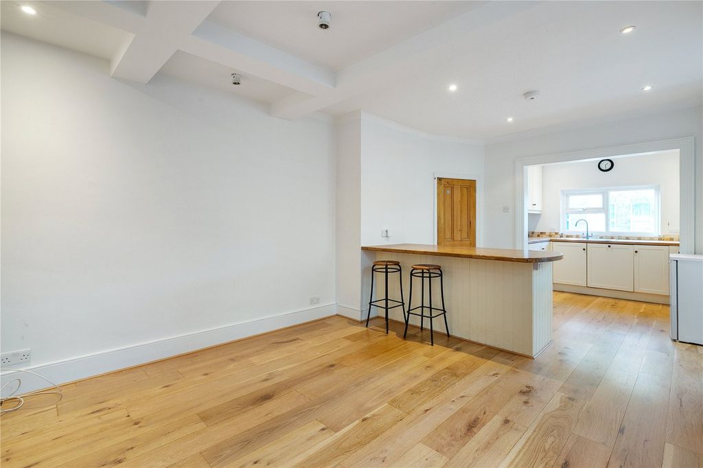 Property photo 3 of 10 Kitchen