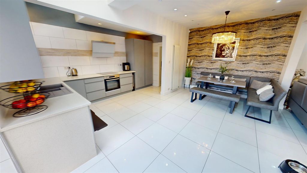 Property photo 3 of 30 Kiln Lane Kitchen Diner