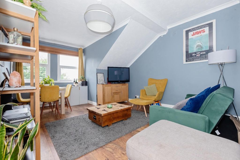 Property photo 3 of 10 Cromwell Rd_5.Jpg