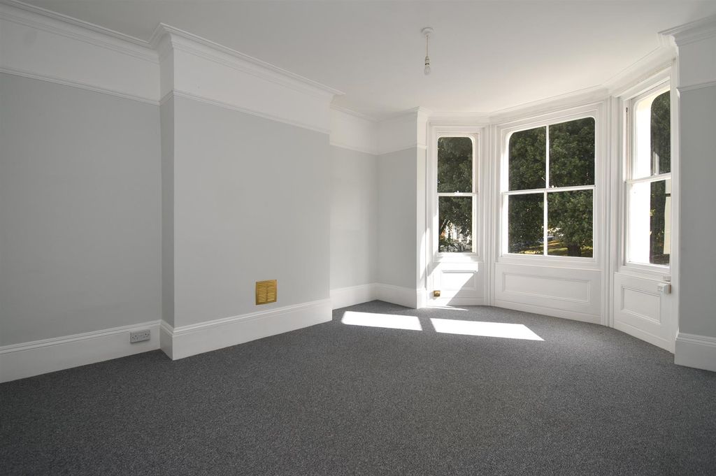 Property photo 1 of 13 Living Room