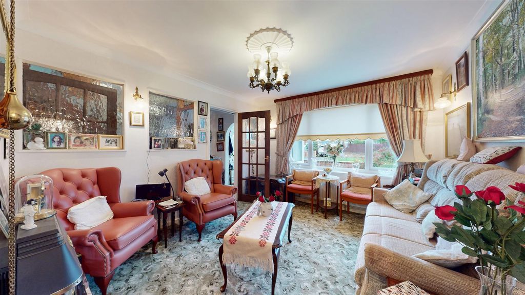 Property photo 3 of 20 Lounge