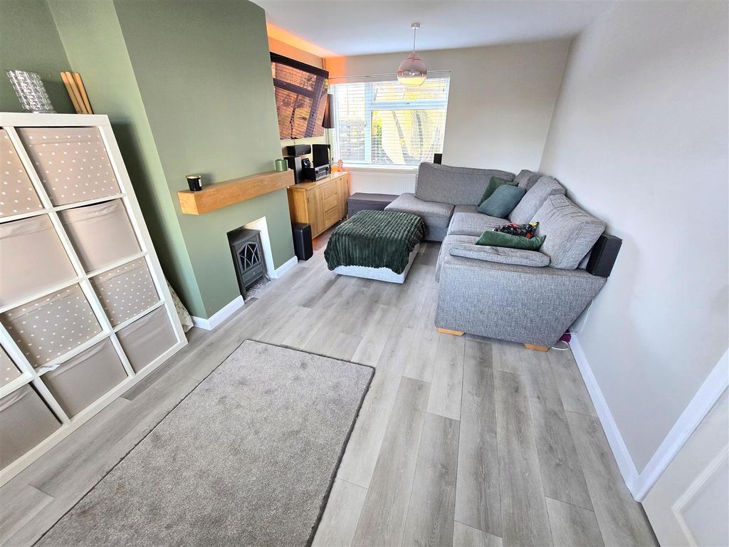 Property photo 3 of 13 Lounge
