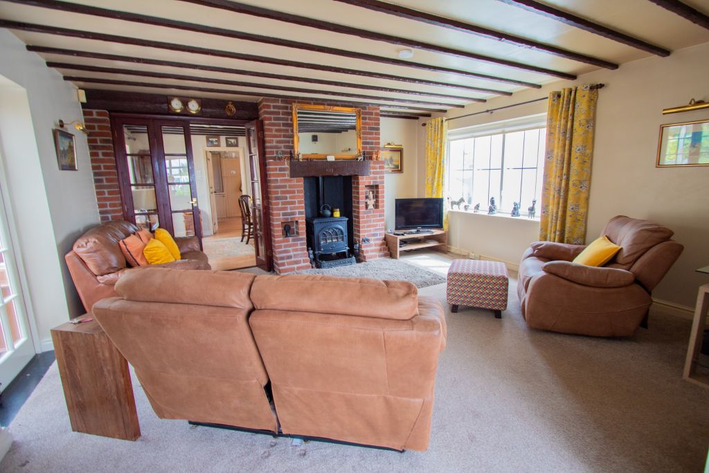 Property photo 2 of 22 Living Room/Snug
