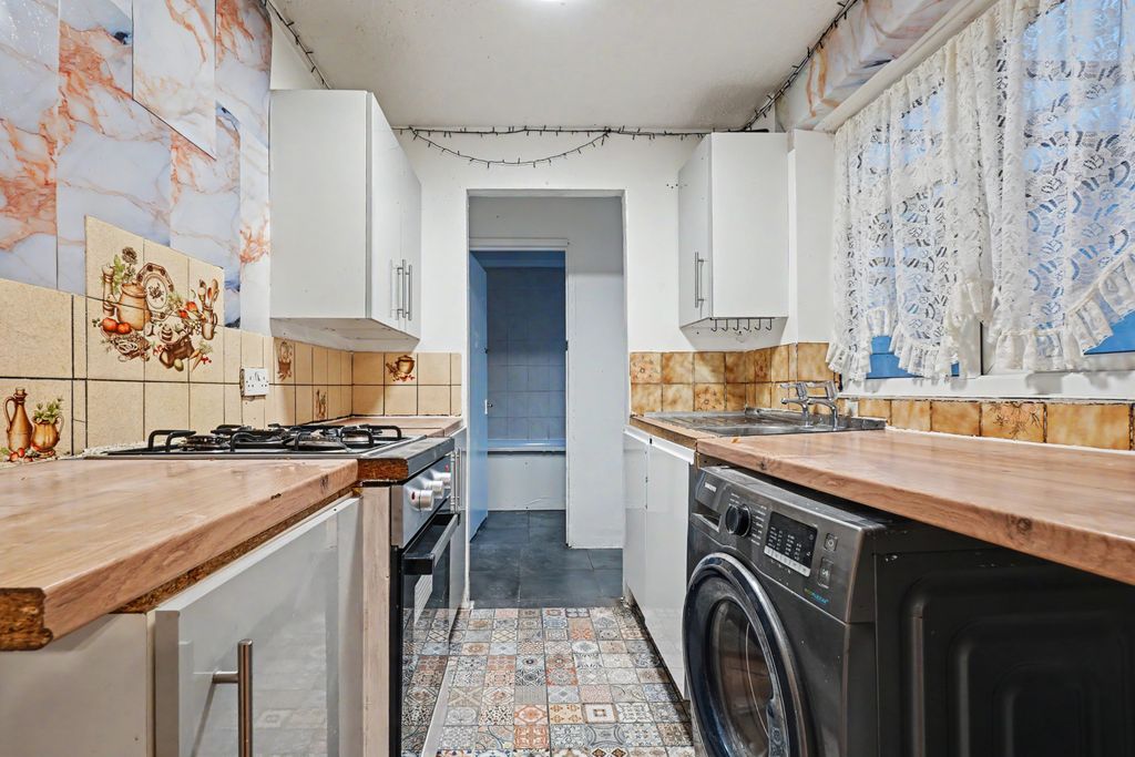 Property photo 3 of 7 Kitchen