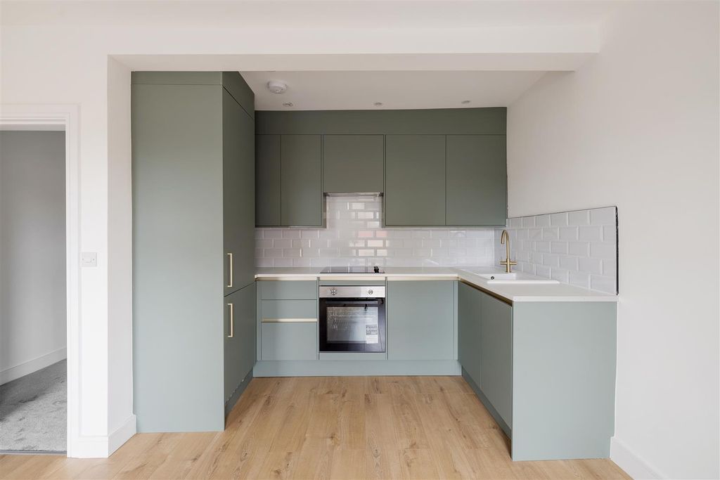 Property photo 2 of 15 Elsham Road, E11