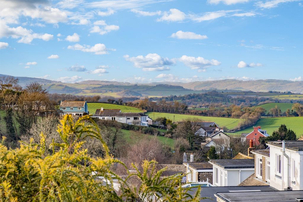 Property photo 2 of 32