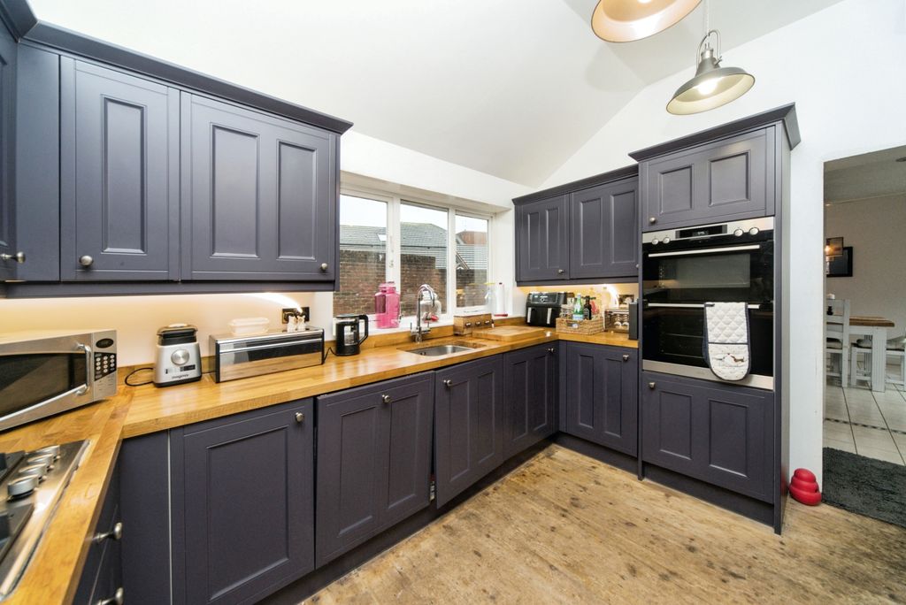 Property photo 2 of 32