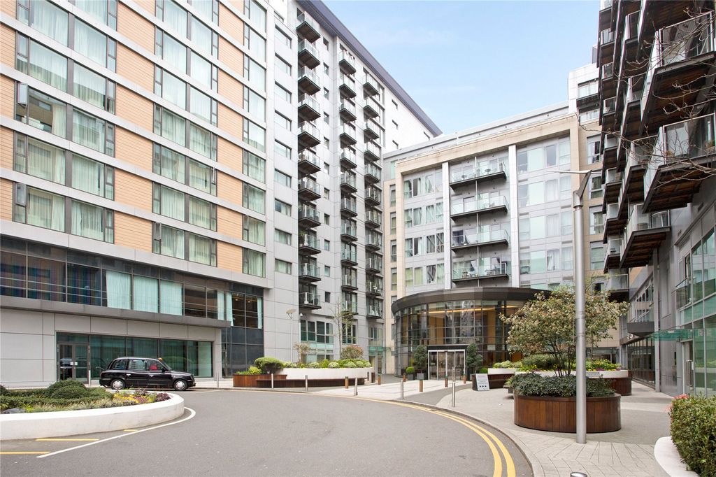 Property photo 3 of 8 External