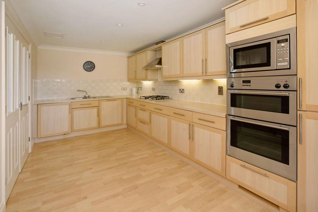 Property photo 2 of 20