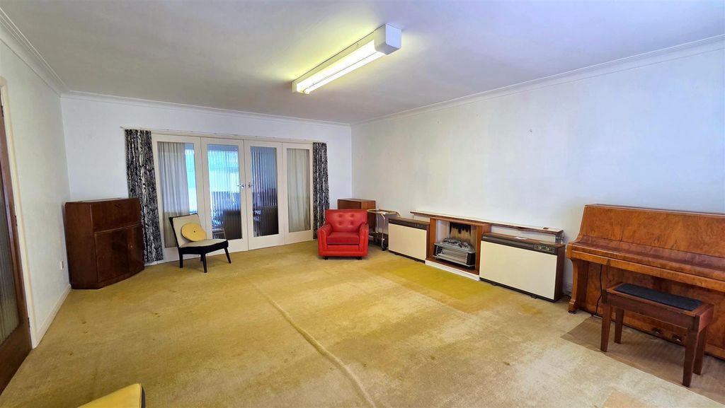 Property photo 3 of 15 Lounge