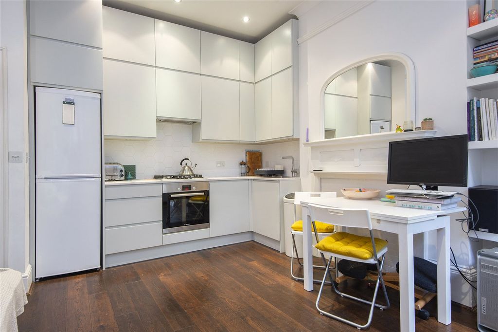 Property photo 3 of 11 Kitchen