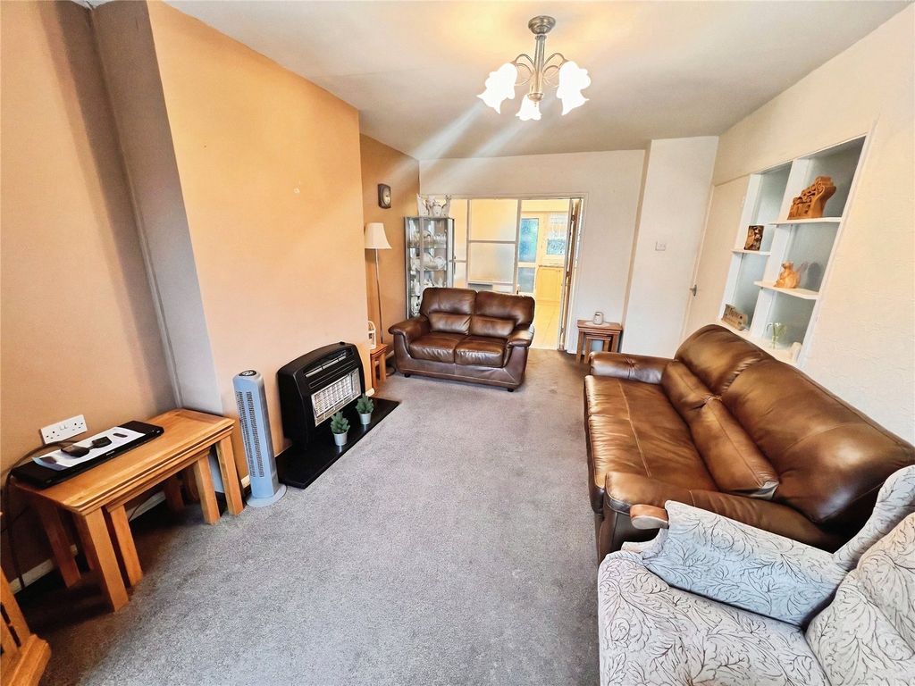 Property photo 3 of 14 Lounge