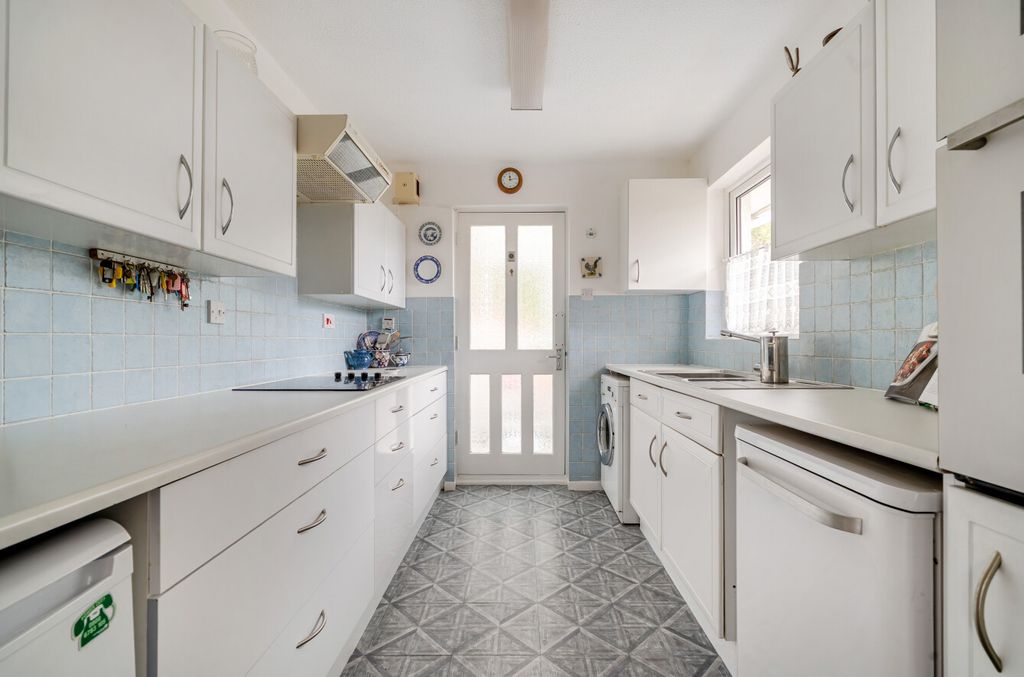Property photo 3 of 10 Kitchen