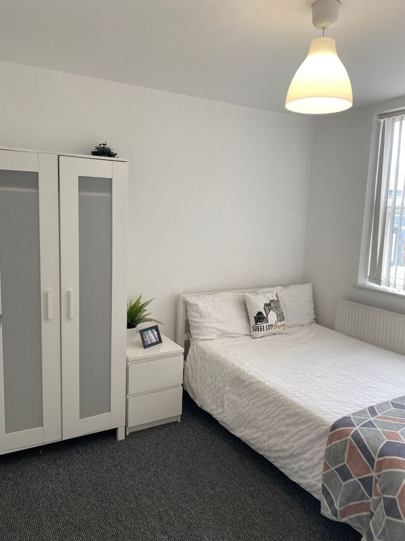 Property photo 3 of 21 A Cozy Double Bedroom Featuring Ample Natural Ligh...