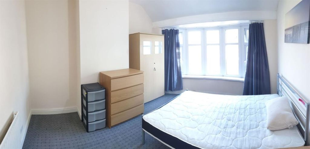 Property photo 1 of 7 Bright, Simply Furnished Double Bedroom With A Lar...