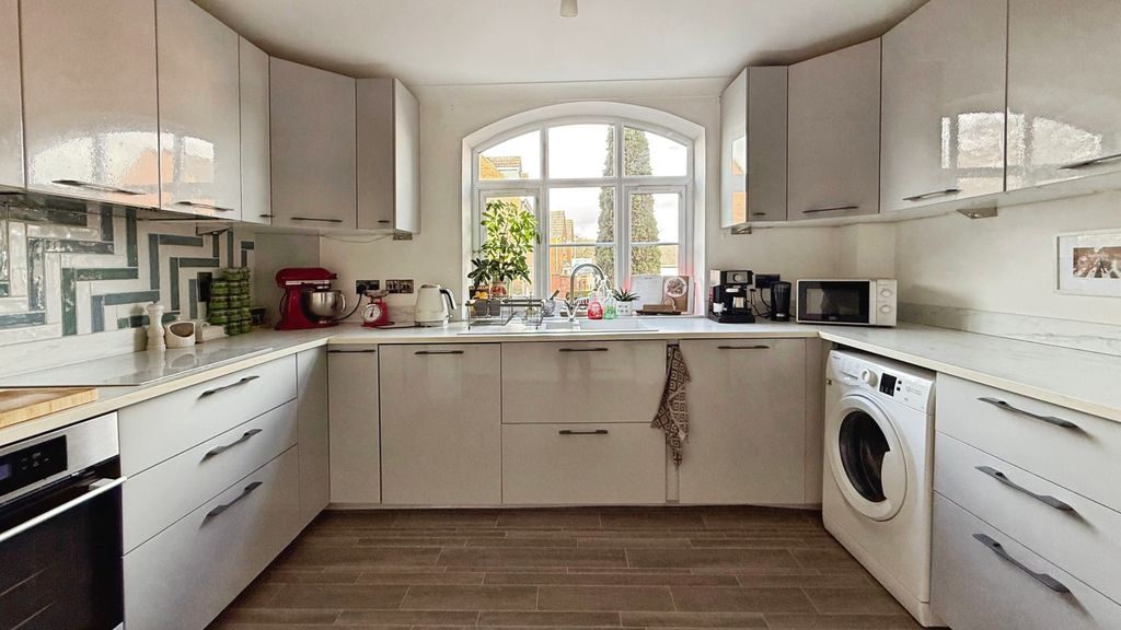 Property photo 2 of 10 Kitchen