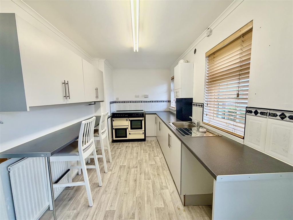 Property photo 2 of 11 Kitchen
