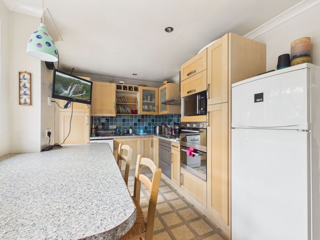 Property photo 3 of 27