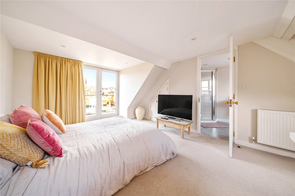 Property photo 3 of 9 Principle Bedroom