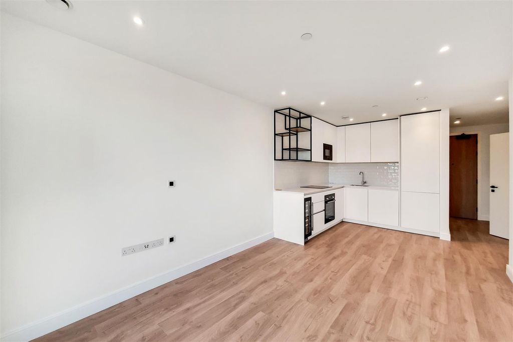 Property photo 3 of 9 2_Kitchen Reception-0.Jpg