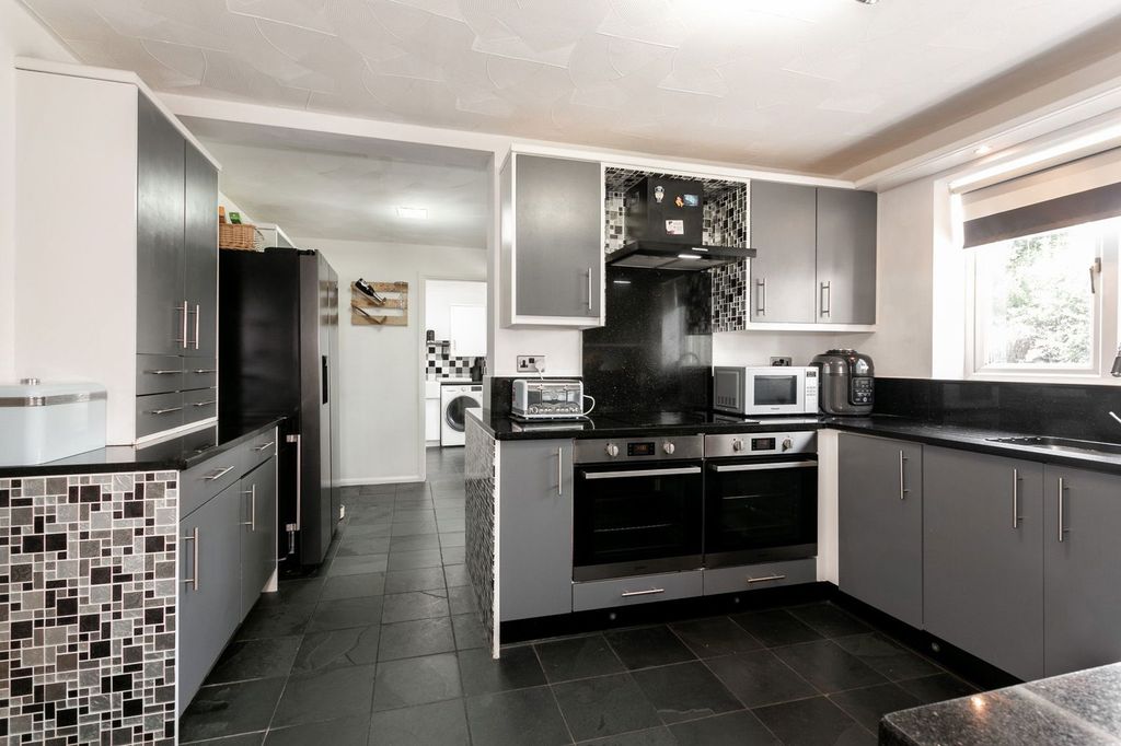 Property photo 3 of 39