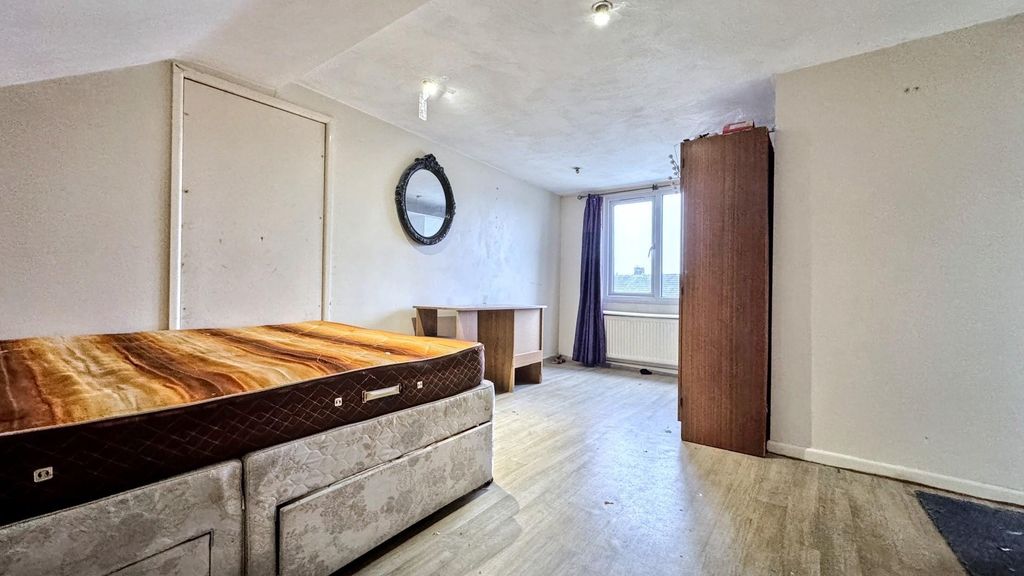 Property photo 3 of 12 Spacious Double Bedroom With Ample Floor Space...