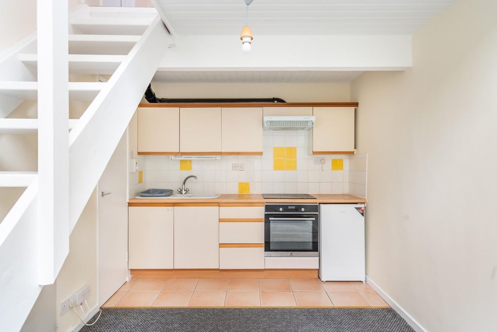 Property photo 2 of 12 Kitchen